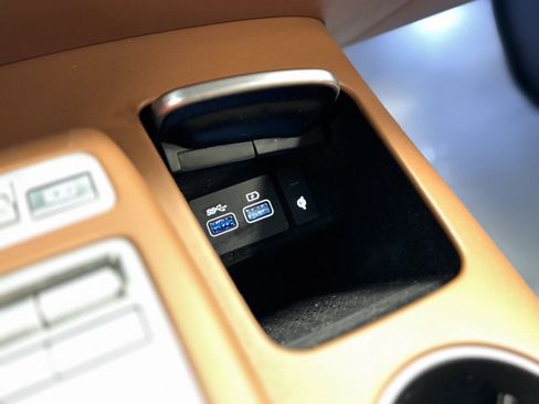 Used 2022 Genesis GV70 2.5T w/ Advanced Package image 31