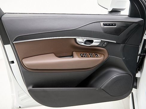 Used 2023 Volvo XC90 B6 Ultimate w/ Protection Package Premier image 10