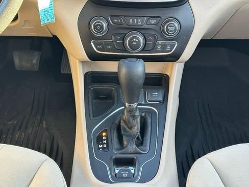 Used 2021 Jeep Cherokee Latitude w/ Mopar Interior Package image 14