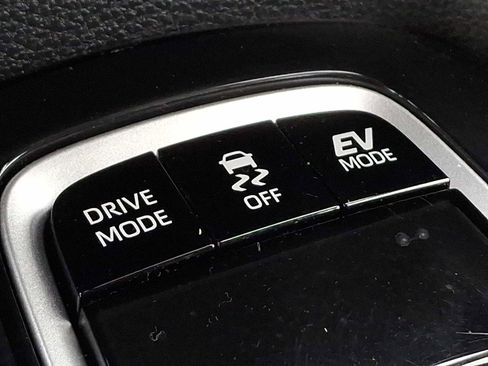 Used 2025 Toyota Corolla LE image 33