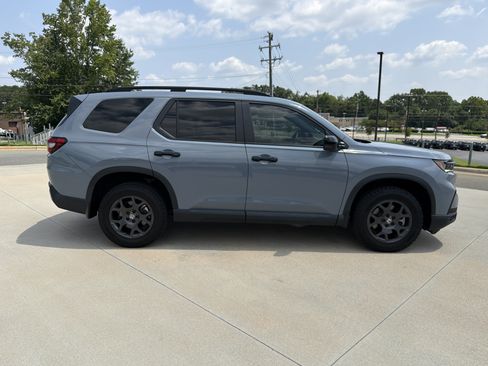Used 2025 Honda Pilot TrailSport image 29