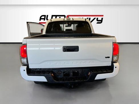 Used 2022 Toyota Tacoma TRD Off-Road w/ Technology Package RWD image 5