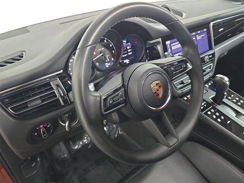 Certified 2025 Porsche Macan image 4