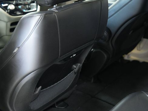 Used 2023 Chrysler Pacifica Touring-L FWD image 27