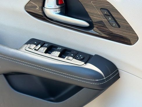 Used 2024 Chrysler Pacifica Limited FWD image 28