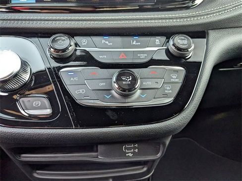 New 2026 Chrysler Pacifica Select image 21