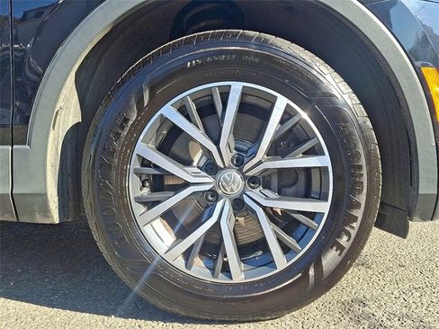 Used 2019 Volkswagen Tiguan SE w/ Panoramic Sunroof Package image 8