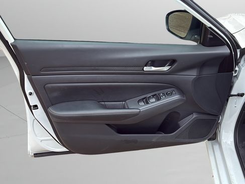 Used 2025 Nissan Altima 2.5 SV FWD image 21