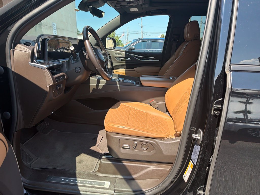 Used 2023 Cadillac Escalade ESV Sport w/ LPO, ONYX Package AWD/4WD image 5