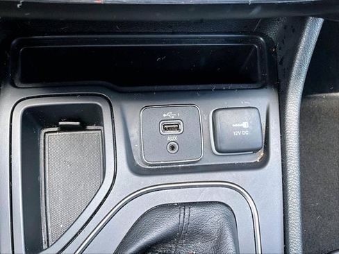 Used 2019 Jeep Cherokee Latitude Plus FWD image 26