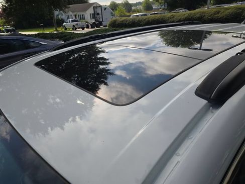 Used 2023 Chrysler Pacifica Limited FWD image 5