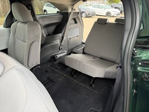 Used 2025 Toyota Sienna LE image 33