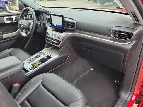 Used 2022 Ford Explorer XLT w/ Equipment Group 202A image 11