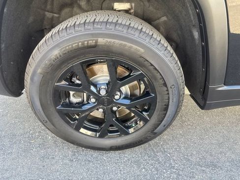 Certified 2024 Jeep Grand Cherokee L Altitude AWD/4WD image 35