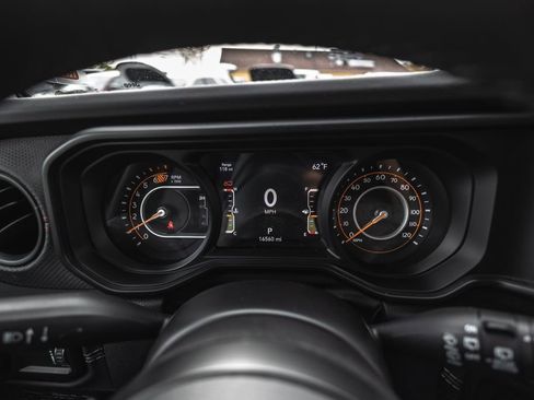 Used 2025 Jeep Wrangler Unlimited Rubicon AWD/4WD image 13