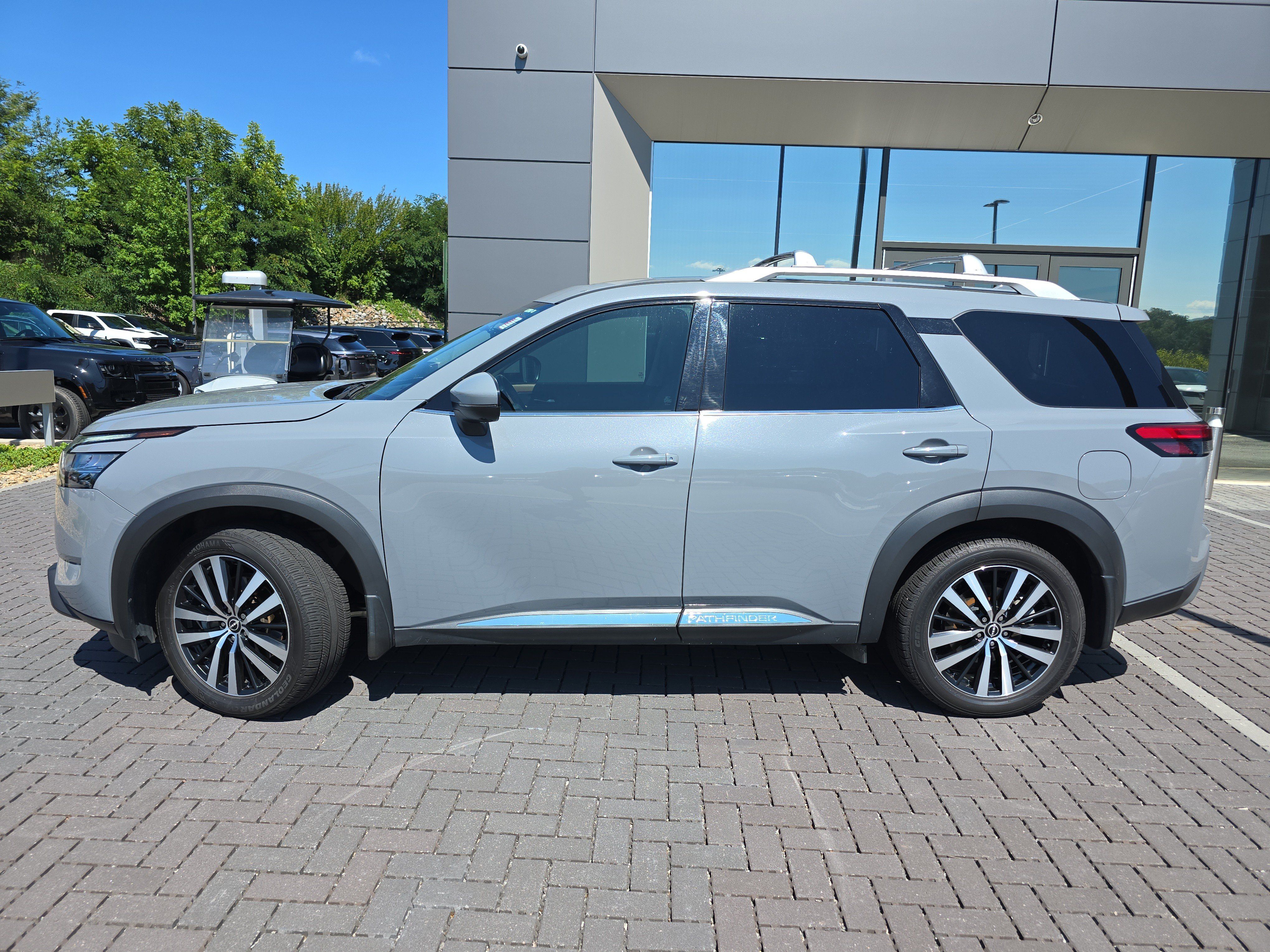Used 2024 Nissan Pathfinder Platinum w/ Cargo Package AWD/4WD image 8