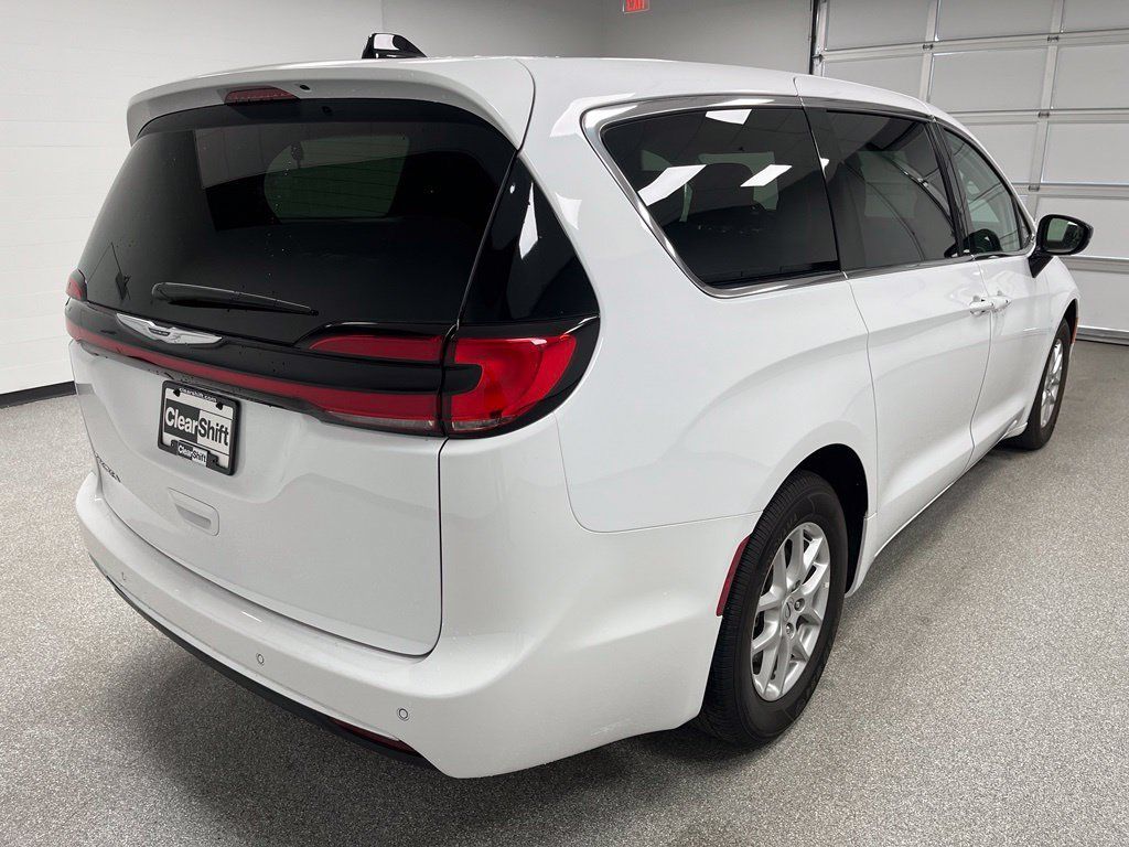 Used 2024 Chrysler Pacifica Touring-L FWD image 10