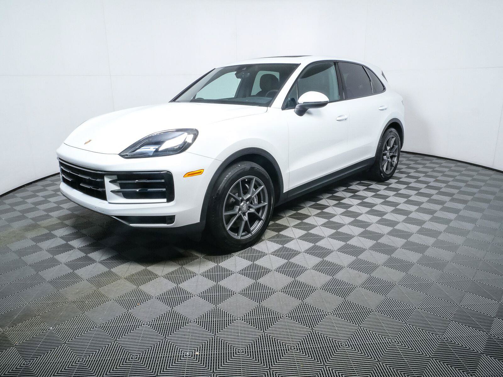 Certified 2024 Porsche Cayenne AWD/4WD image 1
