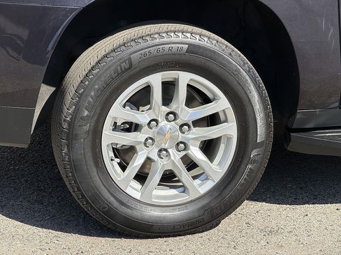 Used 2024 Chevrolet Suburban LT RWD image 32