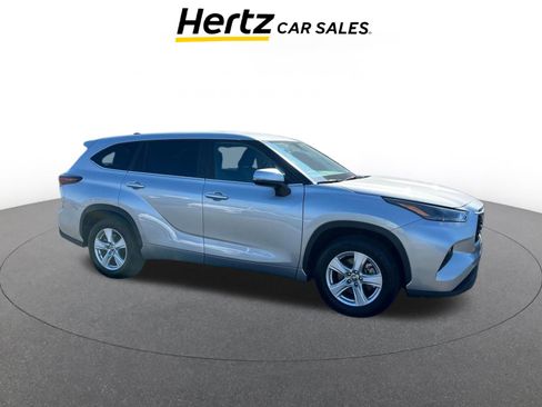 Used 2025 Toyota Highlander LE FWD image 1