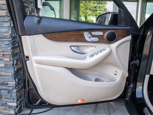 Used 2022 Mercedes-Benz GLC 300 4MATIC image 9