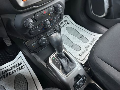 Certified 2022 Jeep Renegade Latitude w/ Convenience Group image 9