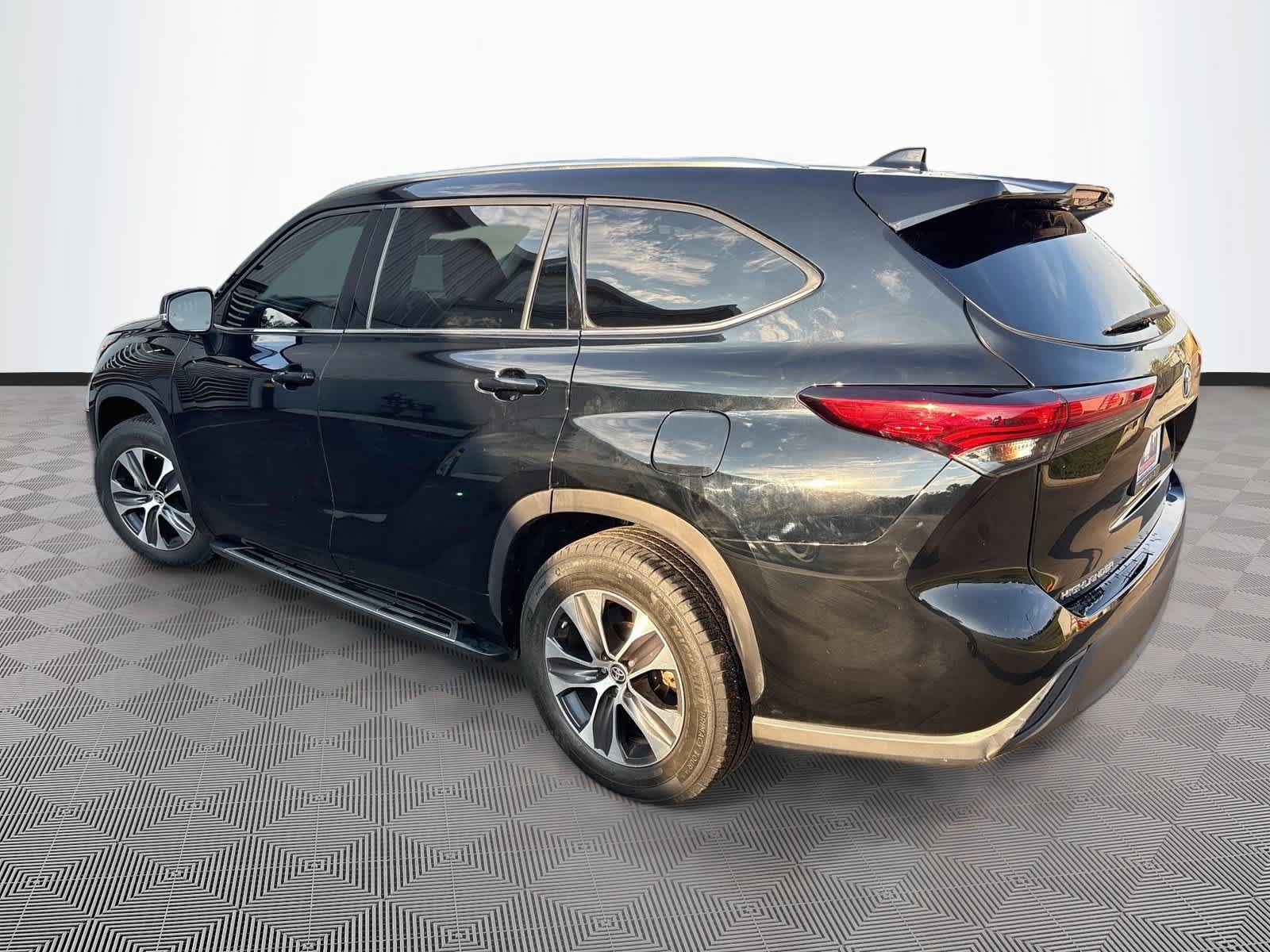 Used 2021 Toyota Highlander XLE FWD image 7