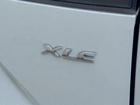 Used 2023 Toyota Corolla Cross XLE w/ Convenience Package FWD image 10