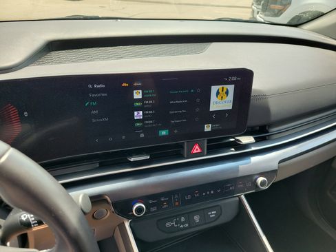 Used 2025 Kia Carnival FWD image 26