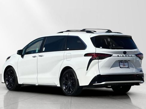 Used 2024 Toyota Sienna XSE w/ XSE Premium Package image 6