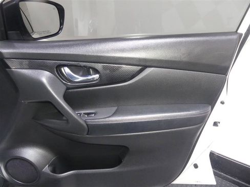 Used 2018 Nissan Rogue SL w/ Premium Package image 18