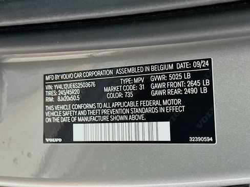 Used 2025 Volvo XC40 B5 Plus image 12