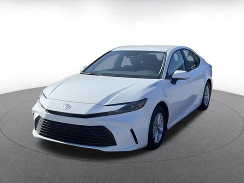 Used 2025 Toyota Camry LE image 4