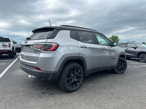 Used 2024 Jeep Compass Latitude w/ Sun and Sound Group AWD/4WD image 12