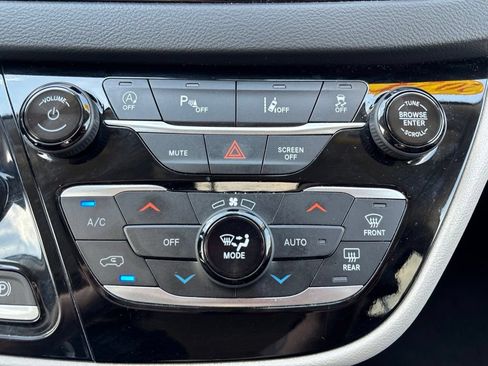 Used 2024 Chrysler Pacifica Touring-L FWD image 29