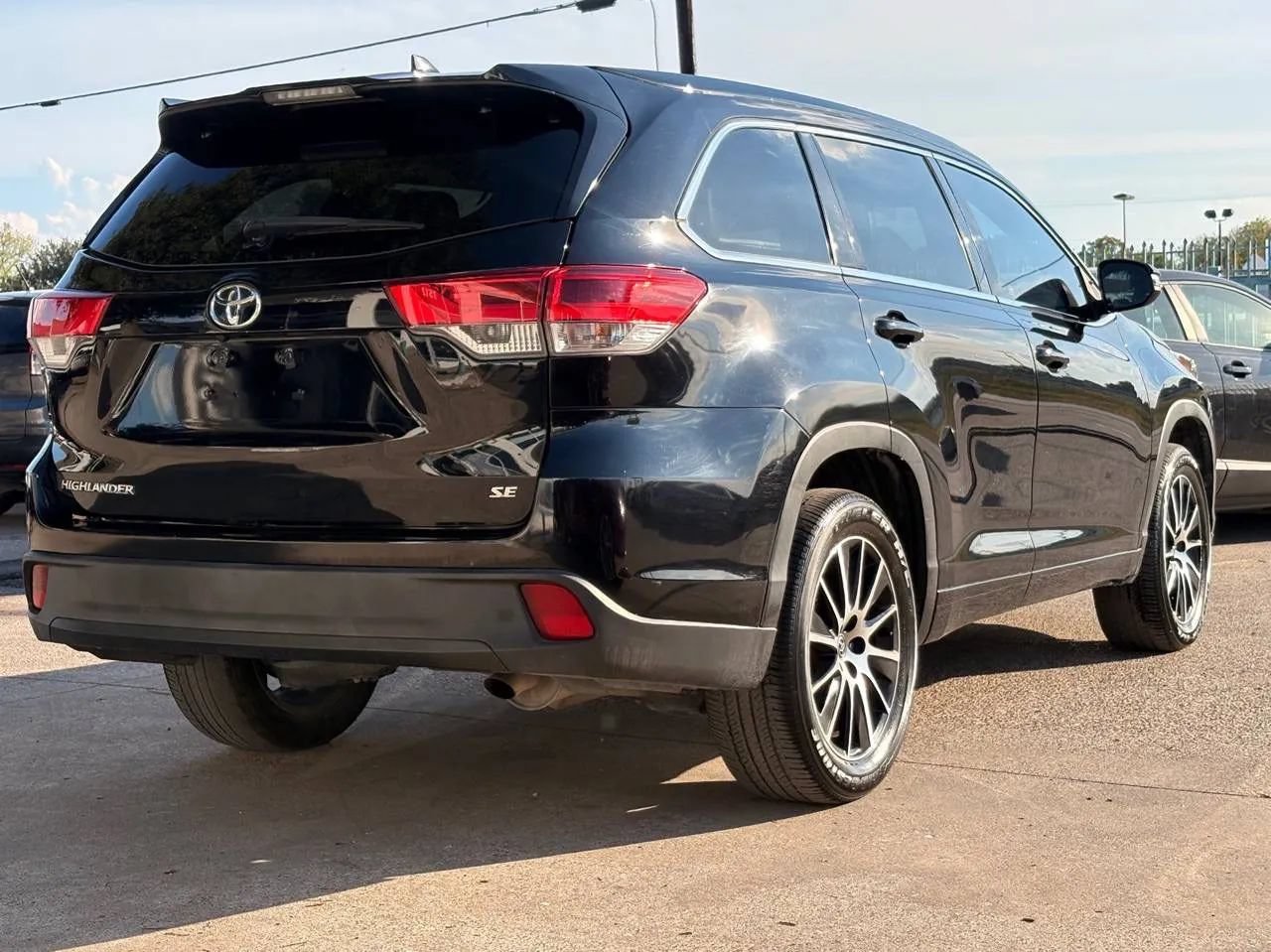 Used 2018 Toyota Highlander SE FWD image 3