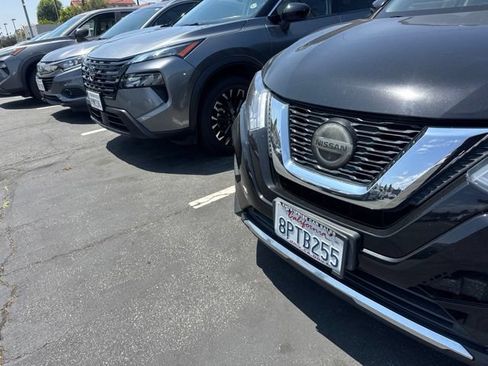 Used 2019 Nissan Rogue SV FWD image 1