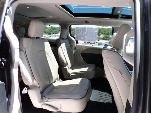 Used 2017 Chrysler Pacifica Limited FWD image 21