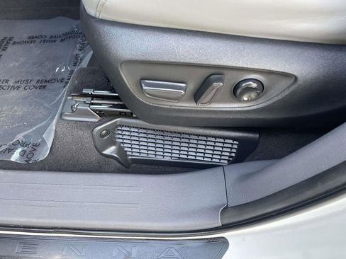 Used 2023 Toyota Sienna Limited image 24