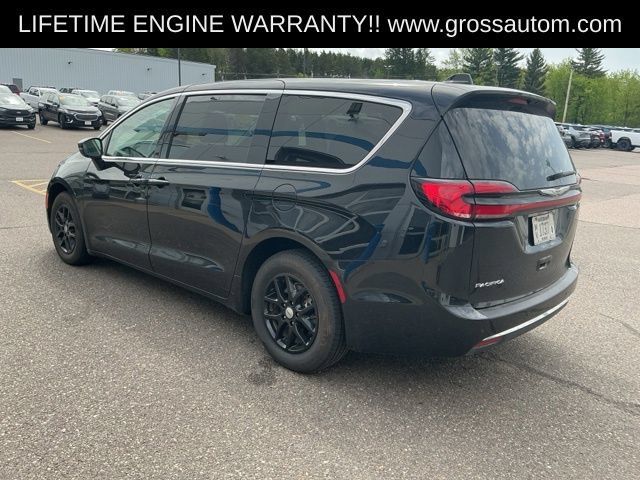 Used 2024 Chrysler Pacifica Touring-L FWD image 5