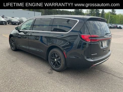 Used 2024 Chrysler Pacifica Touring-L FWD image 5