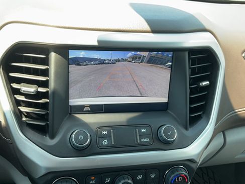 Used 2023 GMC Acadia SLT w/ Preferred Package FWD image 15