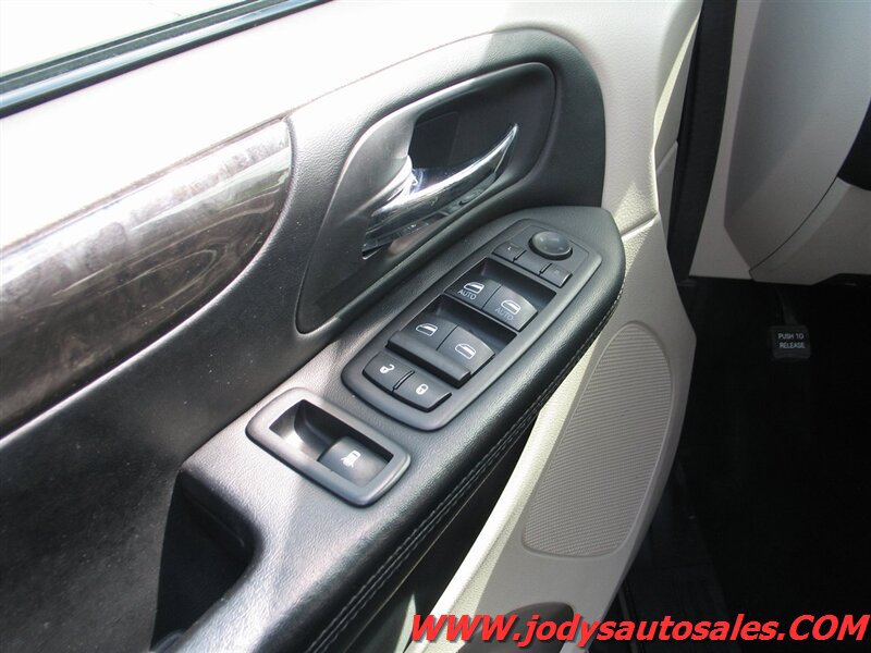 Used 2016 Dodge Grand Caravan SXT w/ Rear Park Assist Package FWD image 3