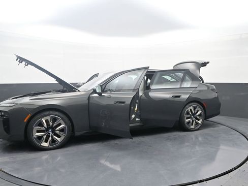 Used 2023 BMW 760i xDrive w/ Executive Package AWD/4WD image 44