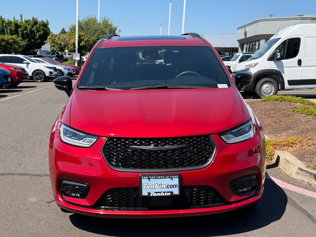 Used 2025 Chrysler Pacifica Limited FWD image 3