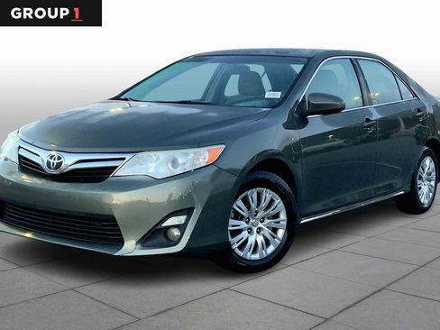Used 2014 Toyota Camry LE image 1