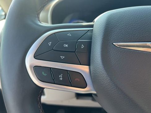 Used 2017 Chrysler Pacifica Touring-L w/ Tire & Wheel Group FWD image 9