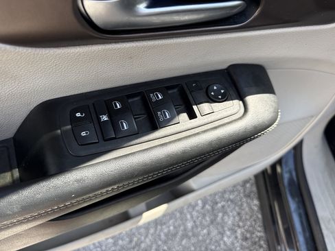 Used 2022 Chrysler Voyager LX FWD image 36
