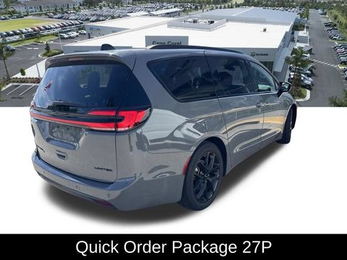 Used 2025 Chrysler Pacifica Limited FWD image 3