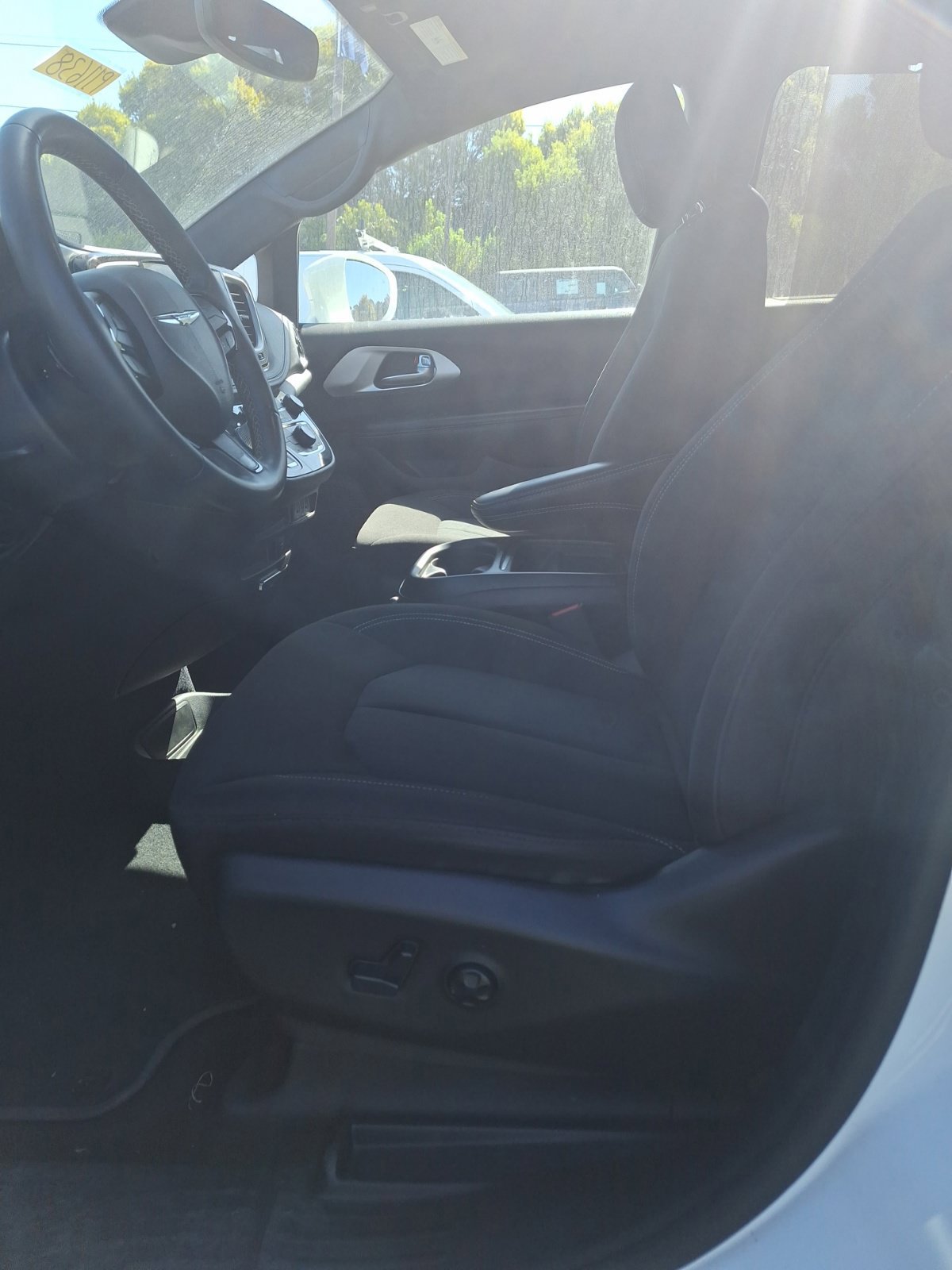 Used 2022 Chrysler Pacifica Touring FWD image 10